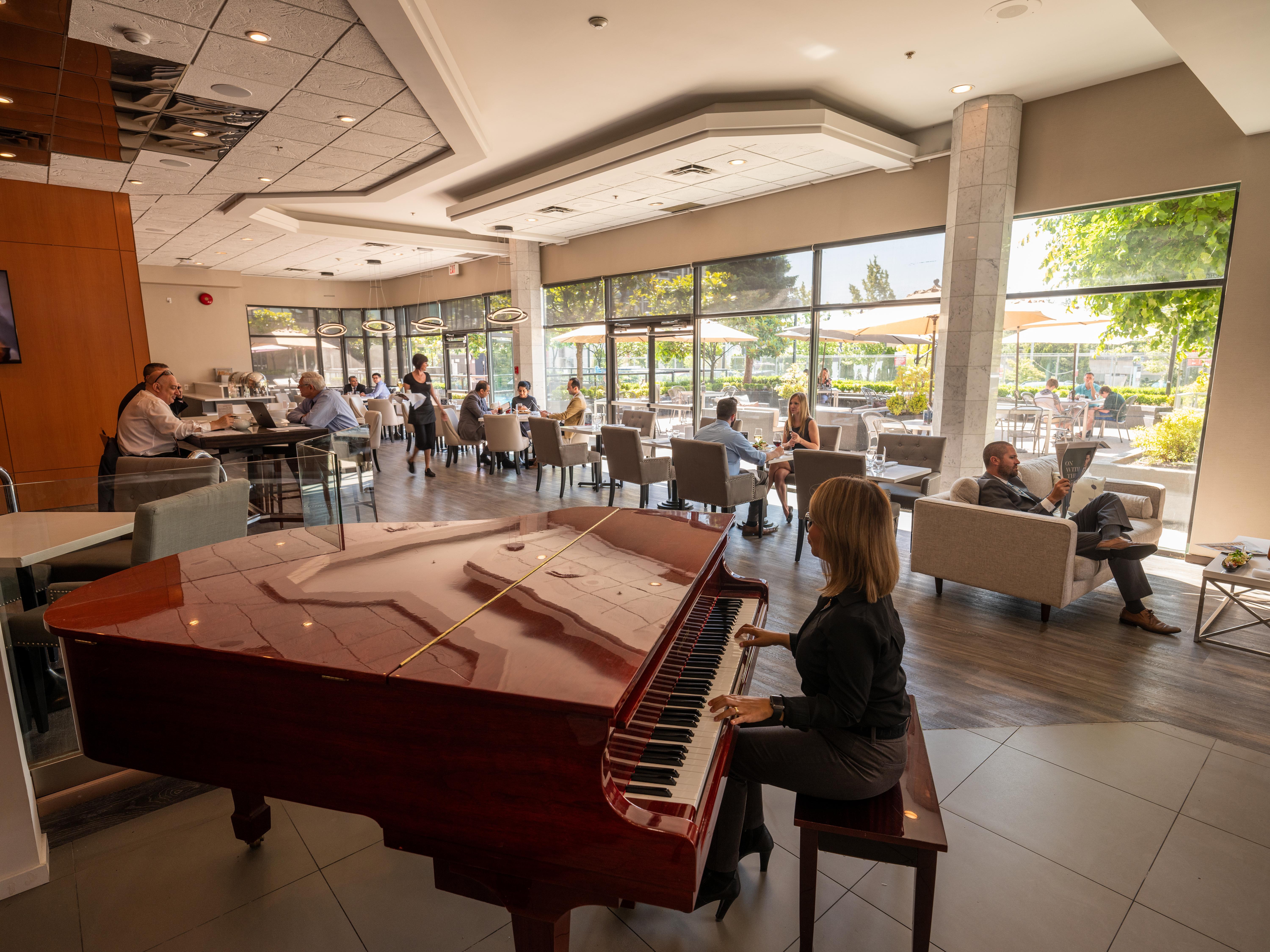 Executive & Conference Center, Metro Vancouver Hotel 4*