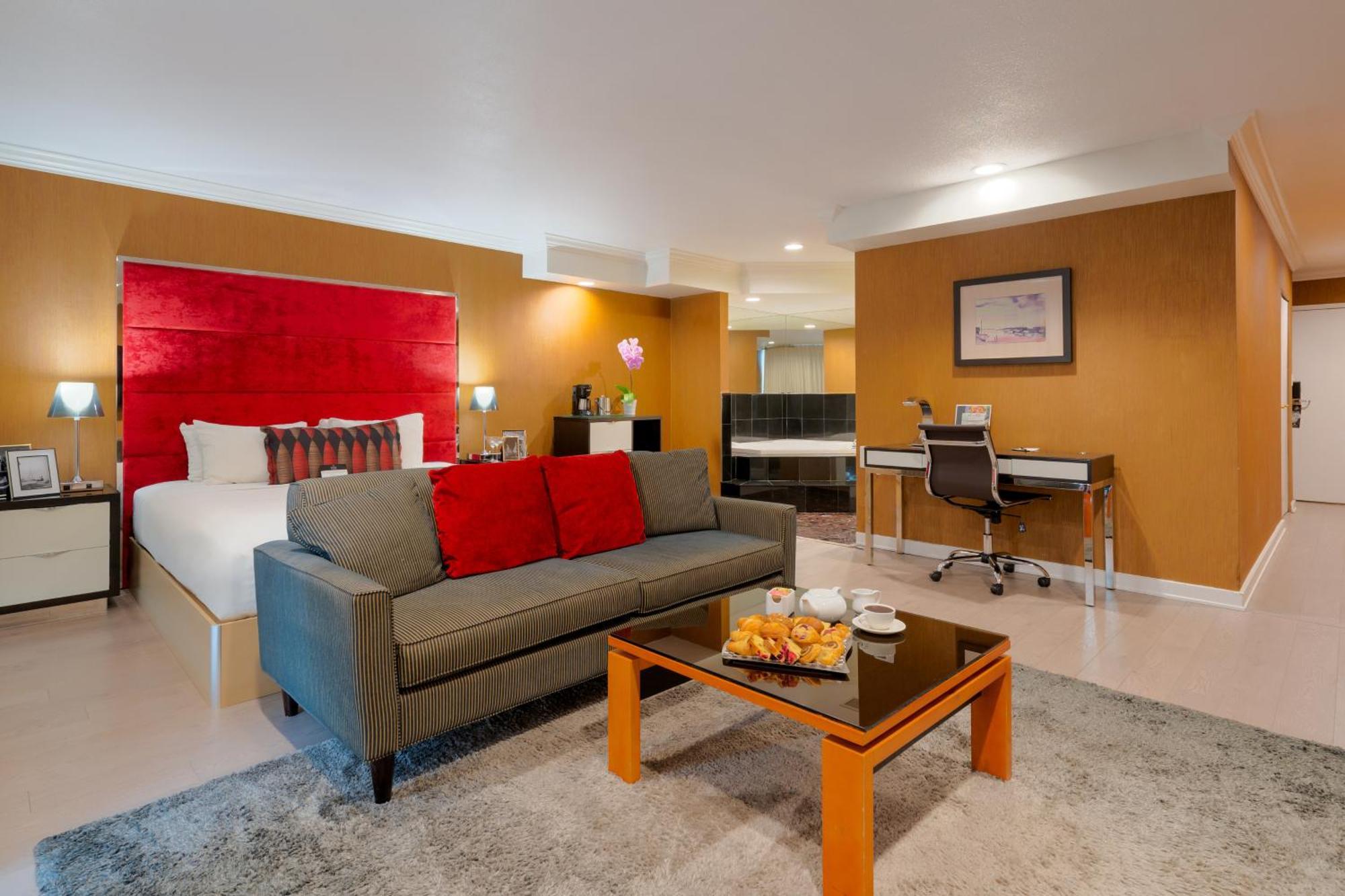 Executive & Conference Center, Metro Vancouver Hotel 4*