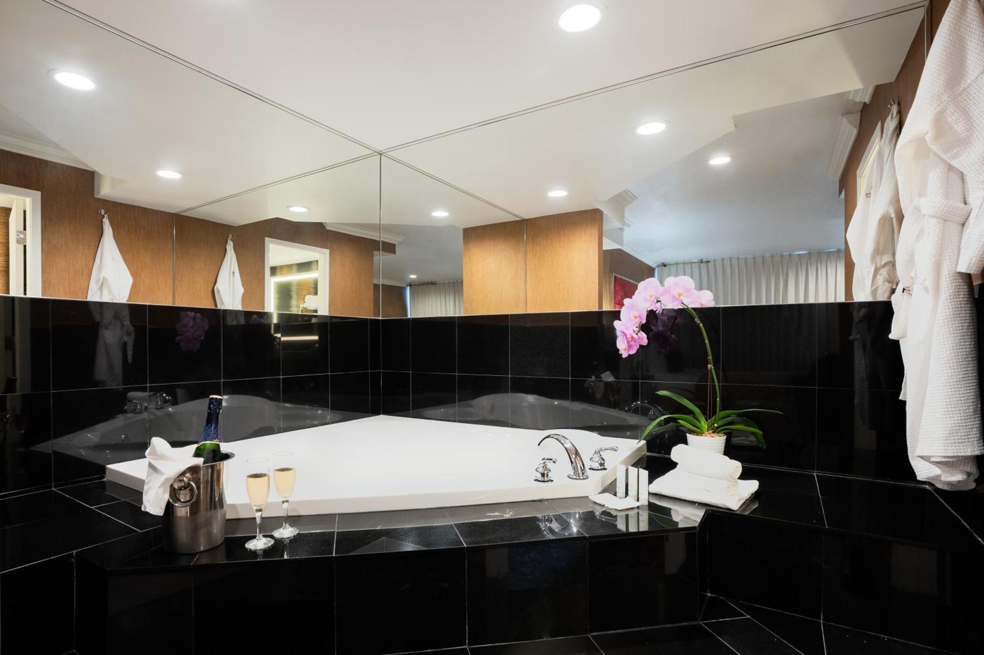 Hotel Executive & Conference Center, Metro Vancouver 4*