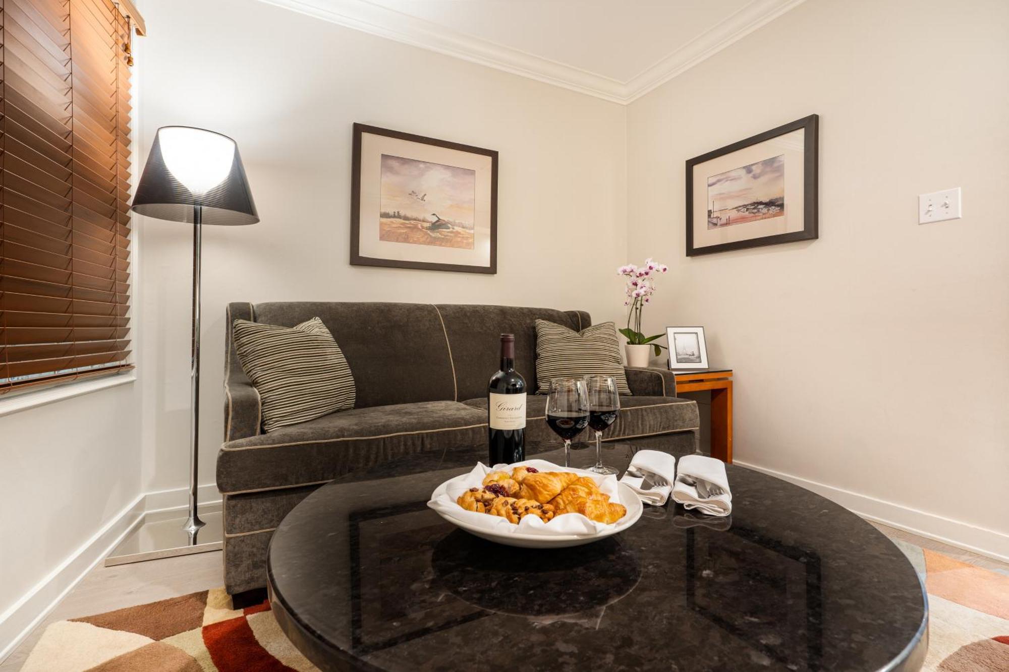 Executive & Conference Center, Metro Vancouver Hotel 4*
