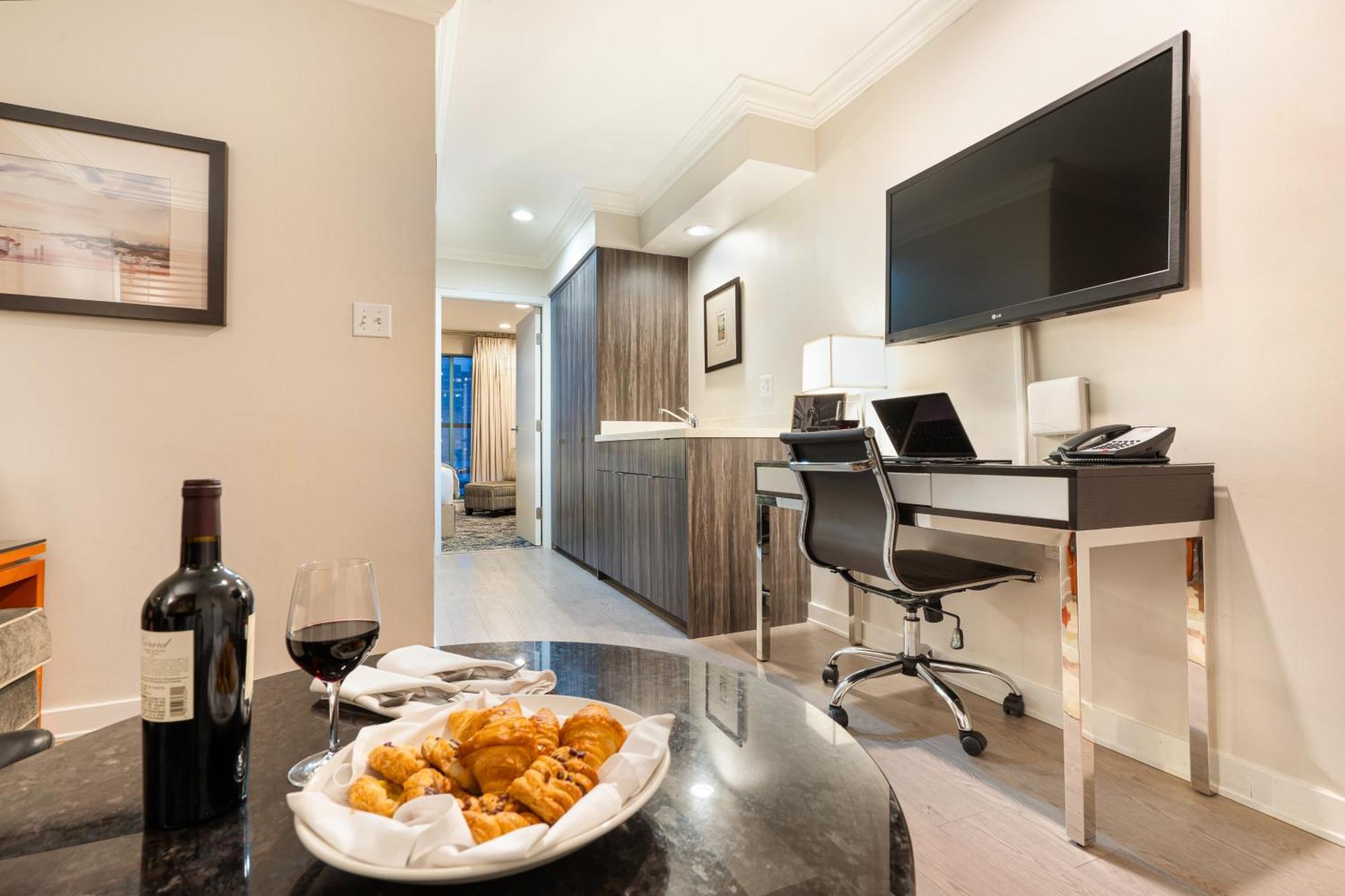 Hotel Executive & Conference Center, Metro Vancouver 4*