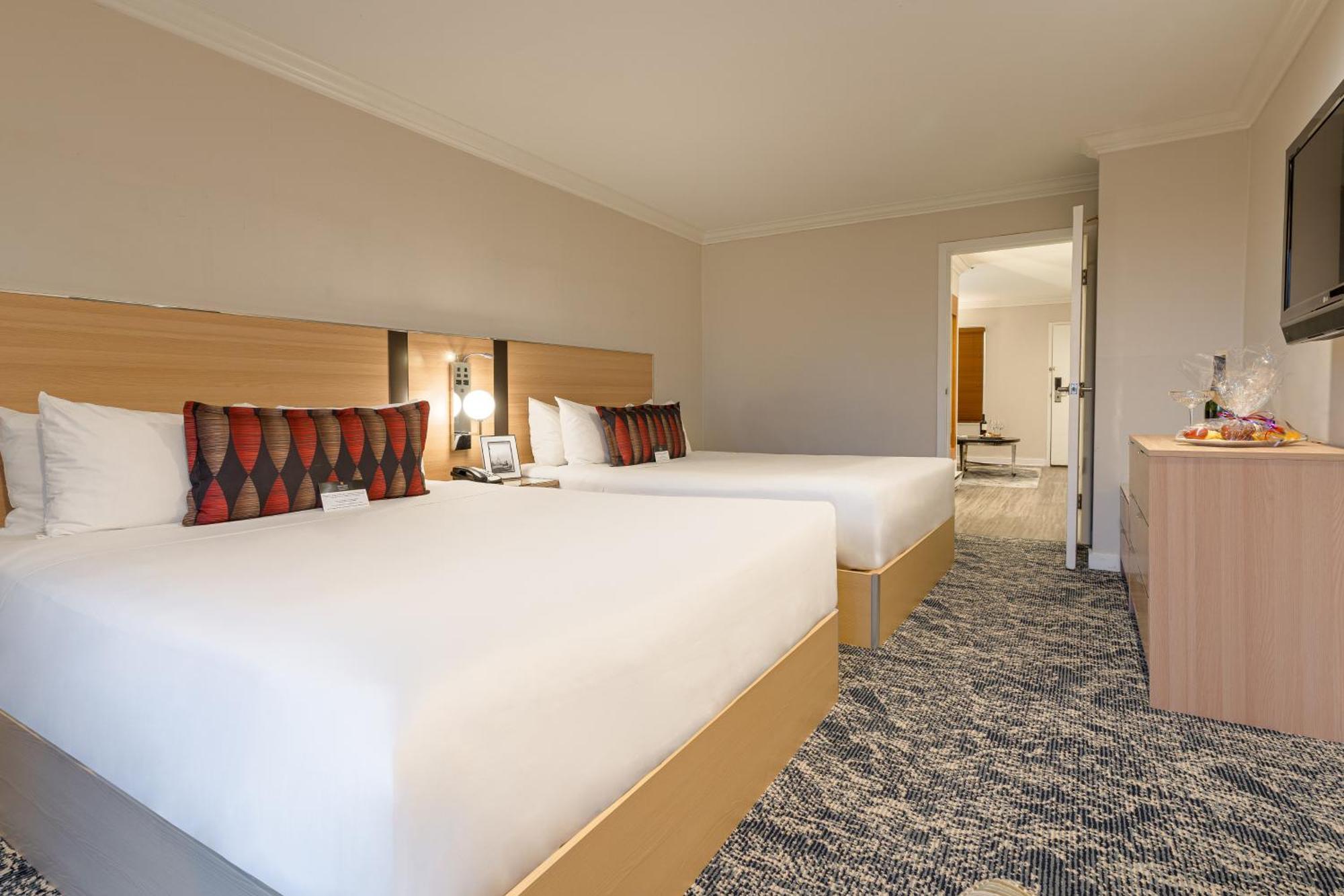 Executive & Conference Center, Metro Vancouver Hotel