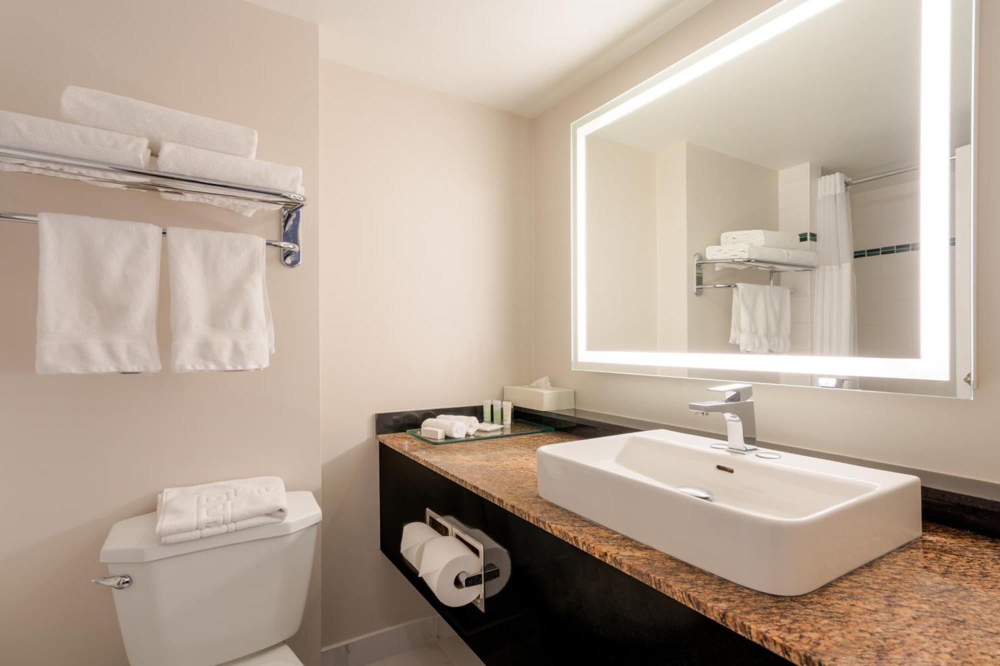 Executive & Conference Center, Metro Vancouver 4*