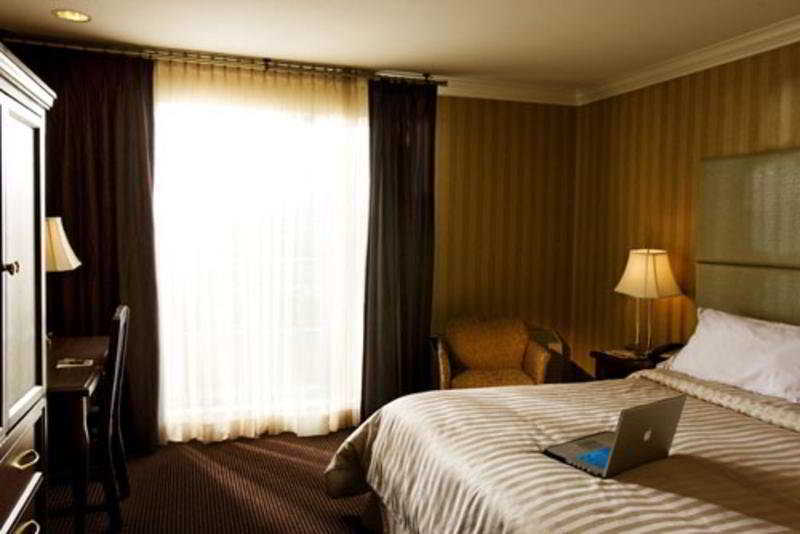 Hotel Executive & Conference Center, Metro Vancouver 4*