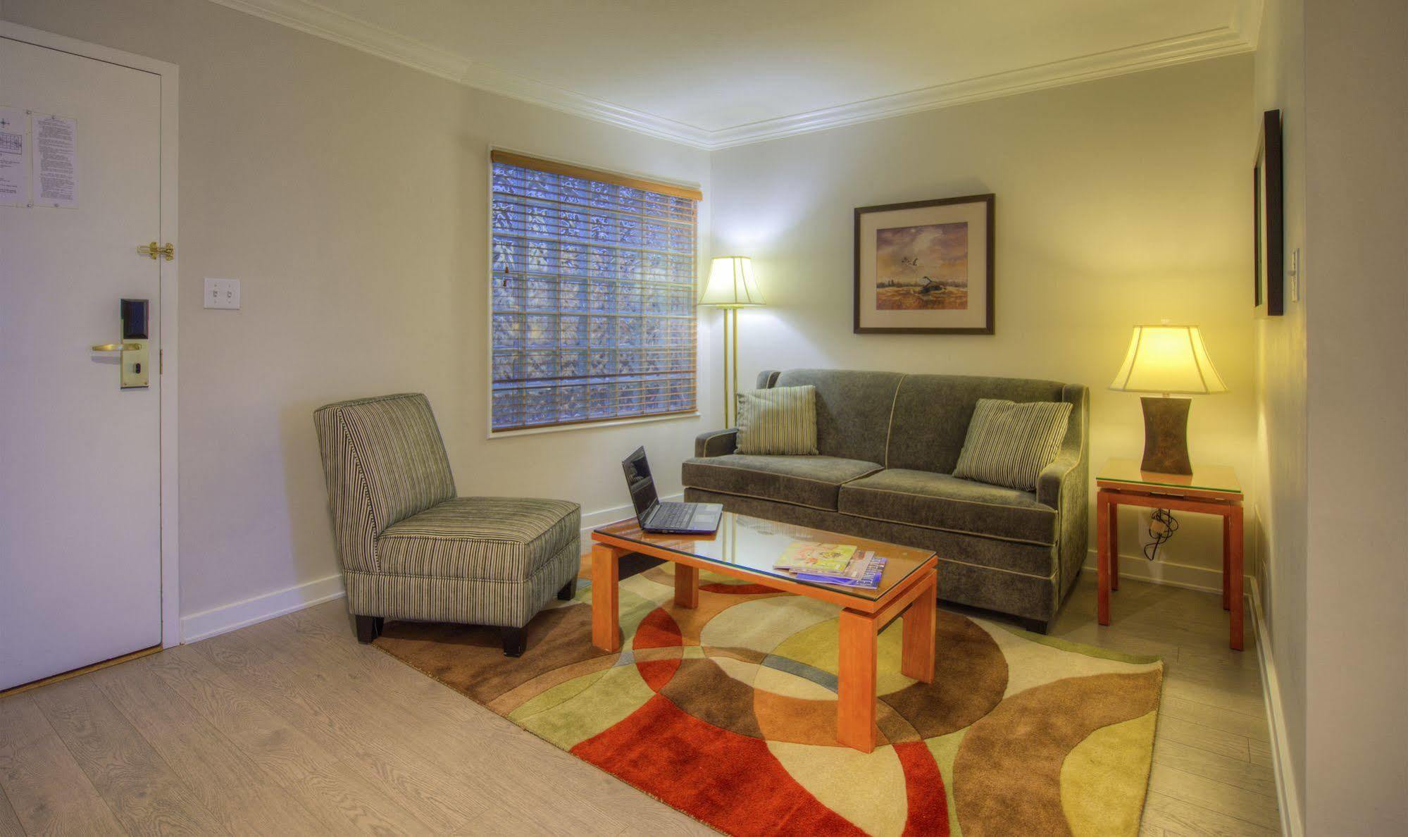 Hotel Executive & Conference Center, Metro Vancouver 4*